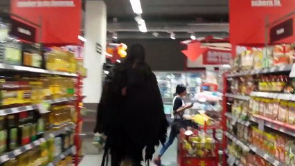 Cet homme gigantesque se déguise et sort en public