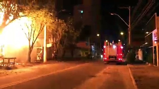 Incêndio no bairro Praia de Itaparica, em Vila Velha, na noite deste domingo (16)