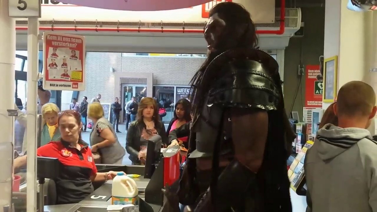 Quand un géant sort faire ses course... Ce gars est monstrueux