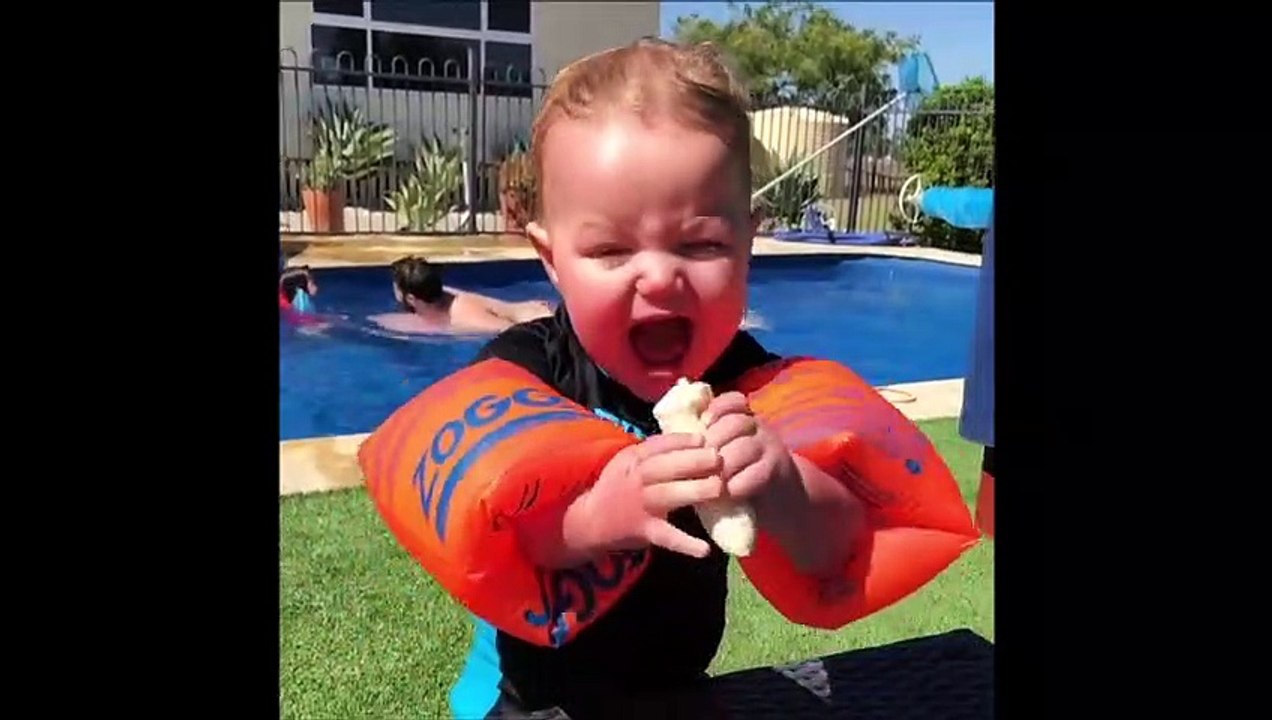 Des millions de vues pour cette vidéo d'un enfant qui tente de manger une banane avec ses brassards