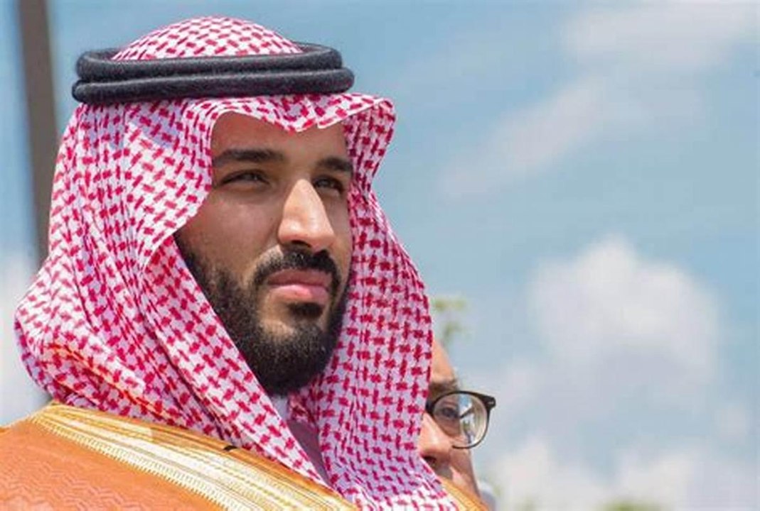الأمير الصغير سلمان، يرافق والده، الأمير محمد بن سلمان، خلال زيارته لمنزل الأمير مقرن