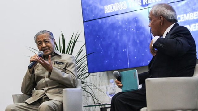 Dr Mahathir defends pol-sec over role in Isa Samad’s bribery case