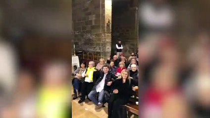 El abogado de Puigdemont en España es aplaudido durante una conferencia sobre el proceso independentista en la iglesia de Linyola (Lérida)