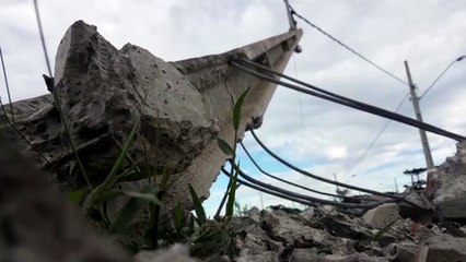 Poste tem estrutura comprometida ao ser atingido por veículo