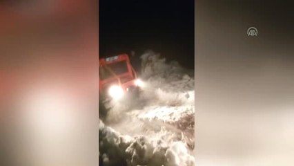 Afad Kar Nedeniyle Yolda Mahsur Kalan 7 Kişiyi Kurtardı
