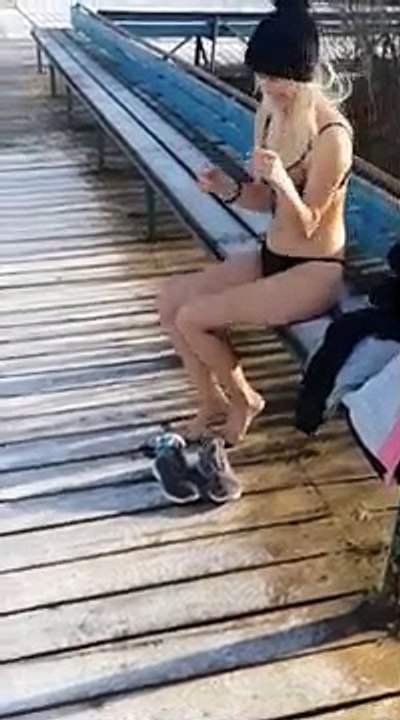 Une blonde et un lac gelé ça donne quoi à votre avis? MDR