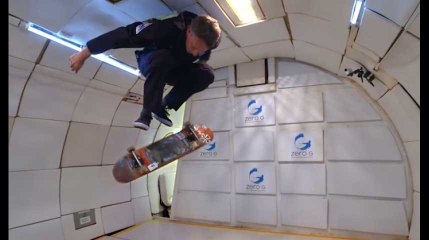 Le skateur Tony Hawk défie la gravité zéro