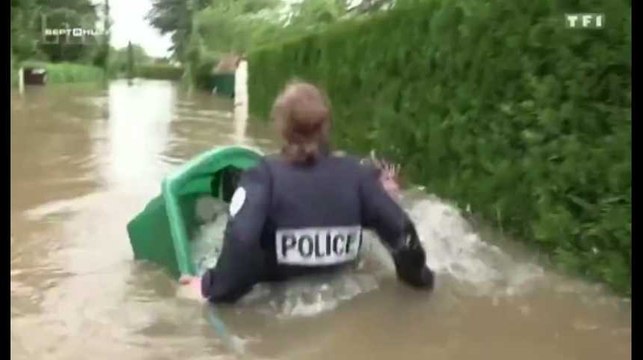 A l'épreuve de la crue, la police mouille sa chemise