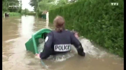 A l'épreuve de la crue, la police mouille sa chemise