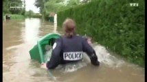 A l'épreuve de la crue, la police mouille sa chemise