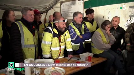"C Politique" dévoile des images des réactions de Gilets Jaunes pendant l'allocution d'Emmanuel Macron... morts de rire !