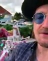 Hommage Bono le chanteur de U2 sest rendu sur la tombe de Johnny Hallyday