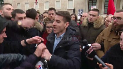 Report TV - I marrin mikrofonin nga dora, Taulant Muka largohet nga protesta