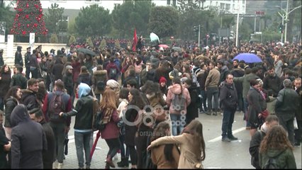 Ora News - Ekskluzive per Ora News/ Studenti tregon pse ndodhi tensioni para kryeministrisë