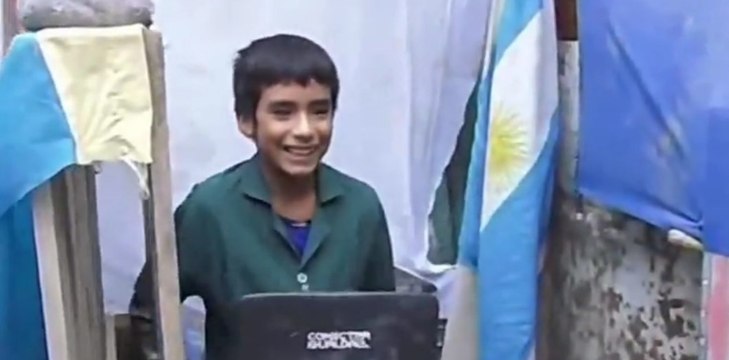 شغف طفل بالعلم يدفعه لتأسيس مدرسته الخاصة وهو بعمر 12 سنة