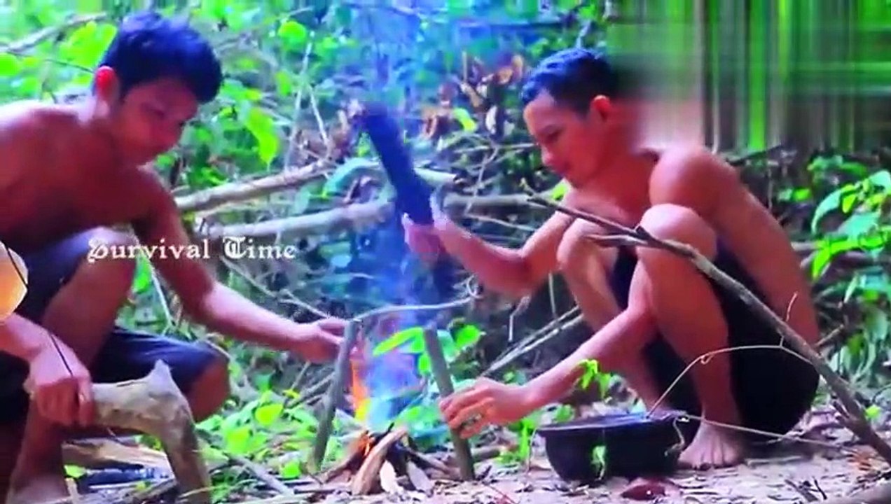 Cambodian wilderness food, caught a big squid, it is still the most fragrant