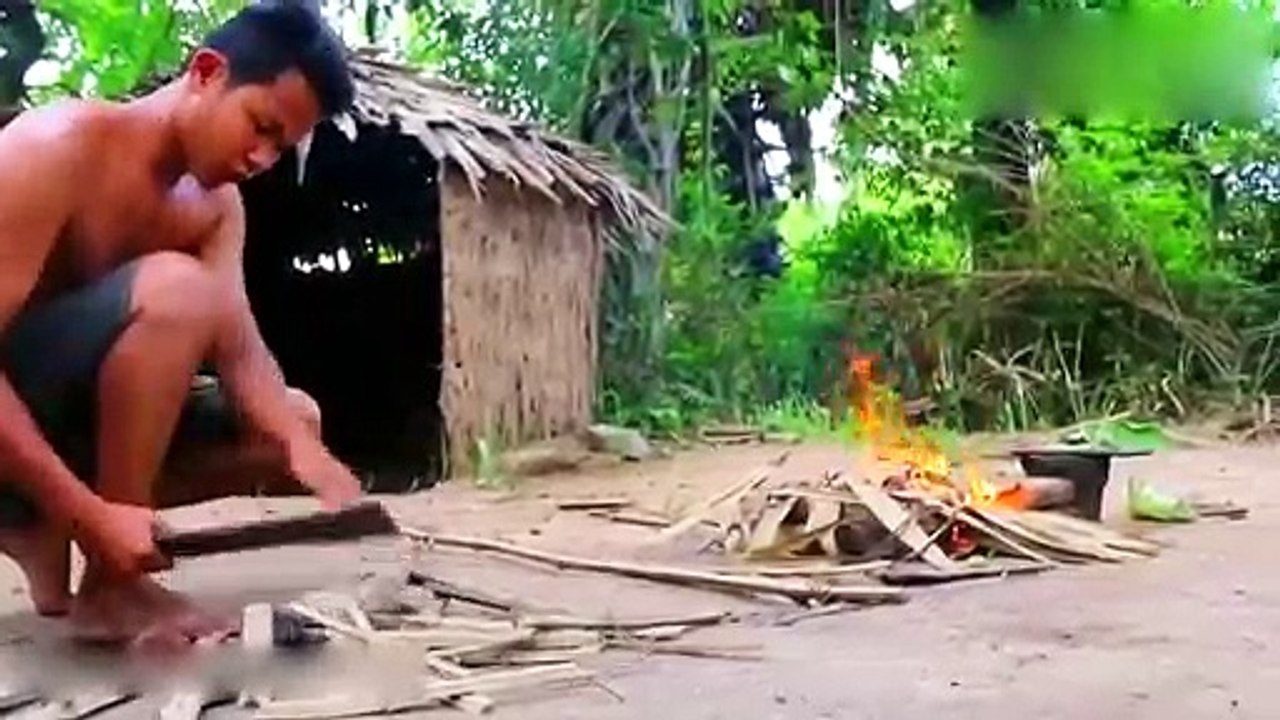 Cambodian wilderness food, the big pig heart is cut into two and placed on the tiles to roast, too will eat