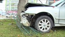 Kontrolden çıkan otomobil refüjdeki ağaca çarptı