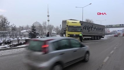 Erzurum Buzlu Yılda Kayan Tır Zincirleme Kazaya Neden Oldu