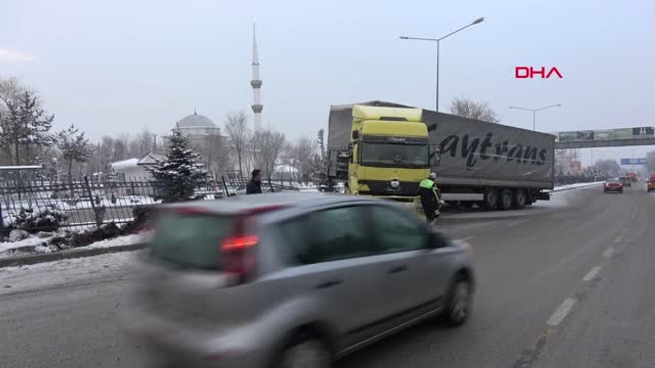 Erzurum Buzlu Yılda Kayan Tır Zincirleme Kazaya Neden Oldu