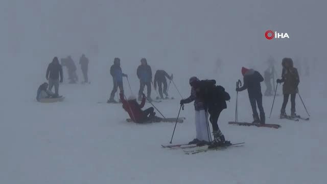 Uludağ'da Kayak Pistleri Sis Nedeniyle Boş Kaldı