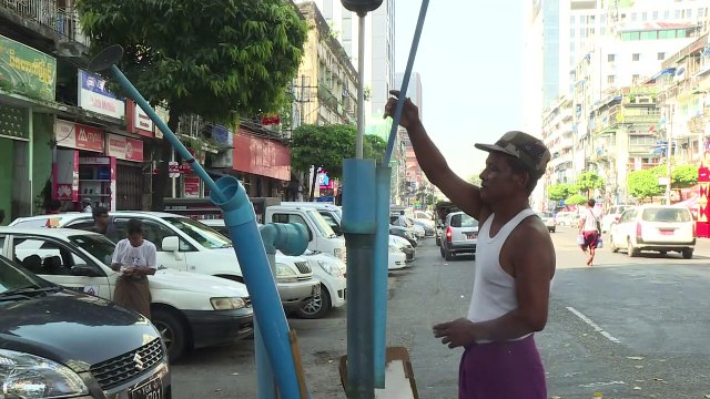 حرف بسيطة تقاوم التطوّر في شوارع رانغون