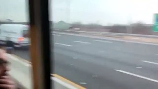 Una lluvia de billetes provoca el caos en una autopista
