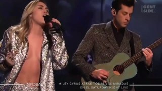 Miley Cyrus actúa solo con una chaqueta en el 'Saturday Night Live' y se le ve todo