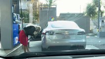 Quand une blonde essaye de mettre de l'essence dans une Tesla...