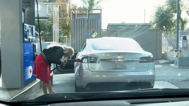 Quand une blonde essaye de mettre de l'essence dans une Tesla...