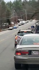 Des policiers installent une herse pour stopper une course poursuite