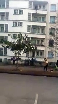Un enfant de 3 ans suspendu à un balcon et sauvé par un homme