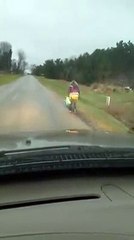 Il punit sa fille en lobligeant à aller à lécole en marchant