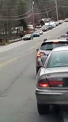 Un couple dautomobilistes filme la police poser une herse