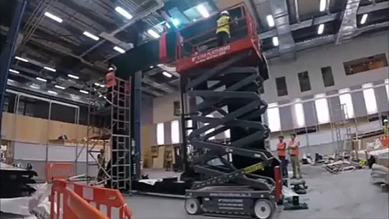 Des ouvriers chutent d'une nacelle.