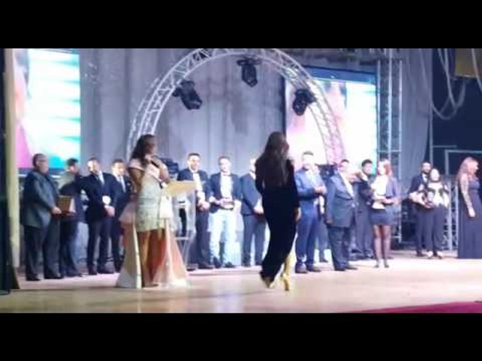 لحظة تكريم سالي خليل أحسن مطربة شابة ٢٠١٦