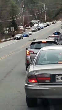 Il filme la course poursuite... qui se termine dans sa voiture !