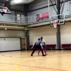 Ce policier enfume un jeune au Basket en face à face !