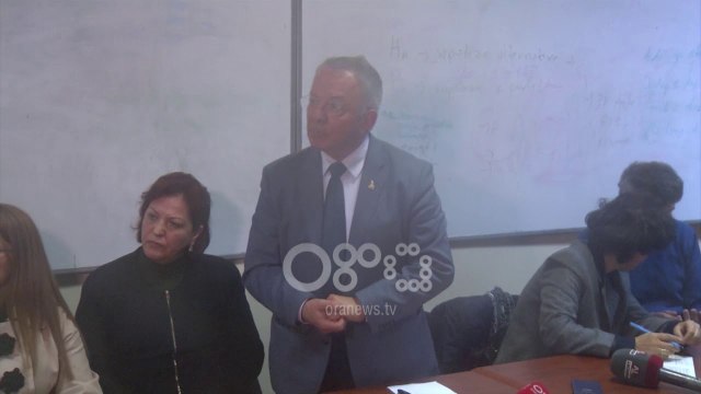 Ora News - Studentët e Ekonomikut takojnë Kulen, dekani i mbështet kërkesat
