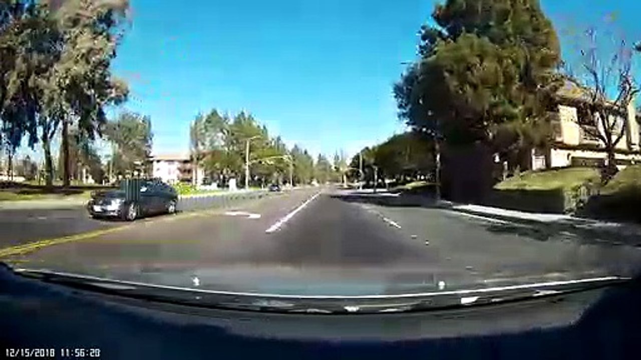 Ce conducteur sauve un enfant qui jouait seul sur la route !