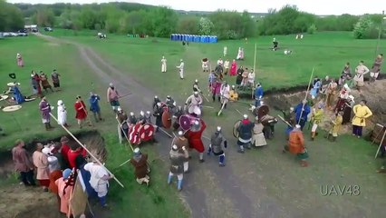 Un Drone se prend la lance d'un homme en armure lors dun festival médiéval en Russie