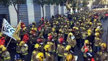 Un millar de bomberos se manifiestan en Barcelona para pedir más efectivos