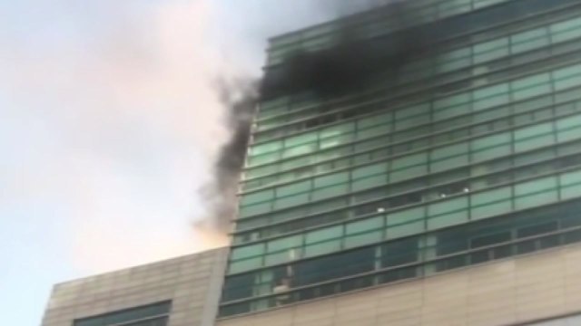 인천 부평동 15층 건물 화재...진화 작업 중 / YTN