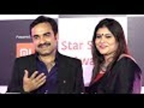Pankaj Tripathi Shown His LOVE for Wife At Star Screen Awards 2018