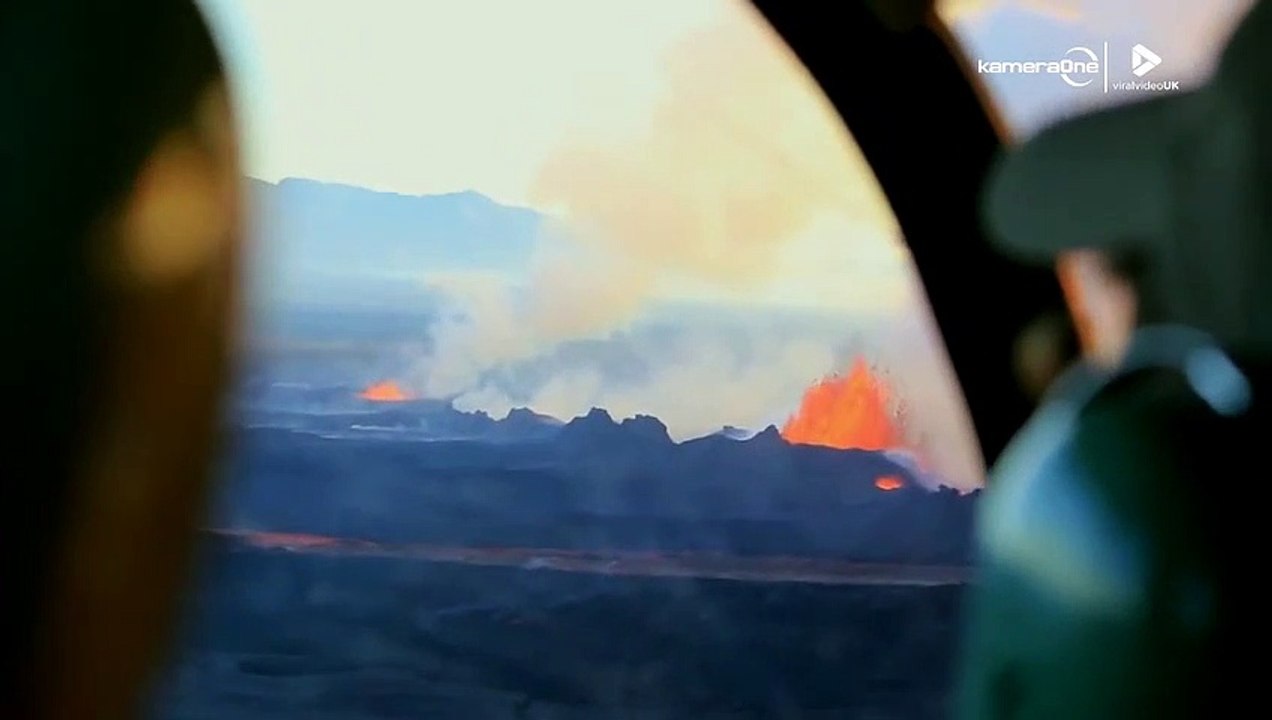 Flug über aktiven vulkan
