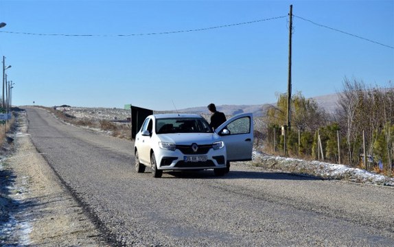 Bu Yolda Fizik Kuralları İşlemiyor! Boşa Alınan Araçlar, Yokuş Yukarı Çıkıyor