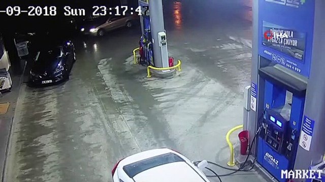 Akaryakıt istasyonunda 'drift' pahalıya patladı...Drift yapan sürücü kamerada