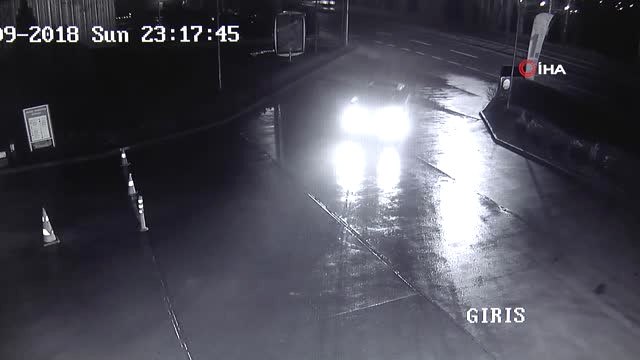 Akaryakıt İstasyonunda 'Drift' Pahalıya Patladı...drift Yapan Sürücü Kamerada