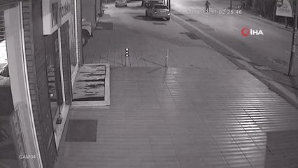 Hırsızı Canından Bezdiren Kırılmayan Kapı Kamerada