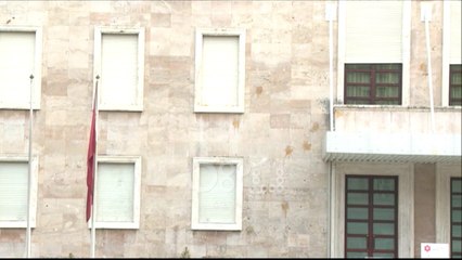 Ora News - Studentet hedhin veze drejt kryeministrise